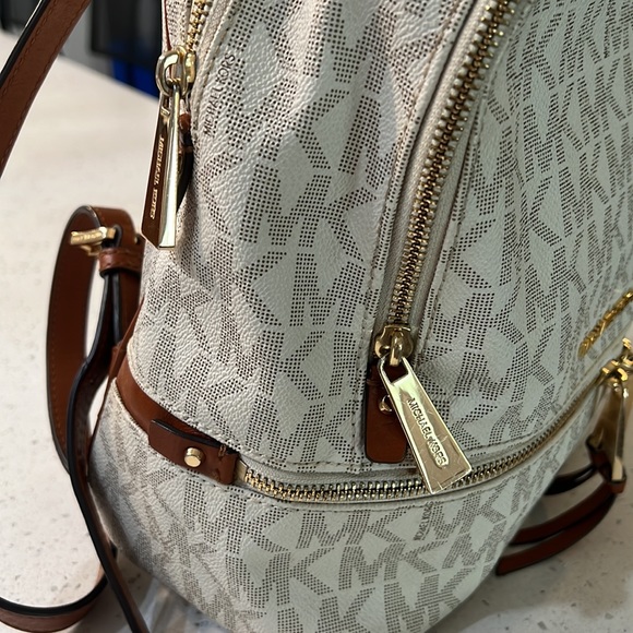 Like New with Tags MICHAEL MICHAEL KORS
Rhea Medium Logo backpack - Picture 3 of 9